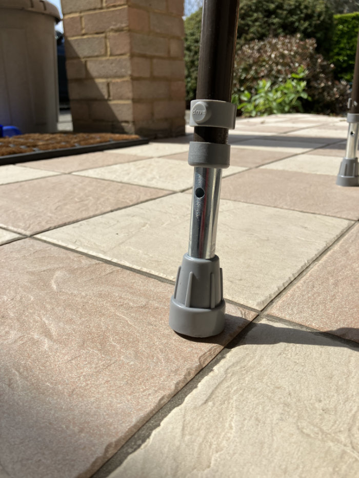 E-clips on adjustable legs